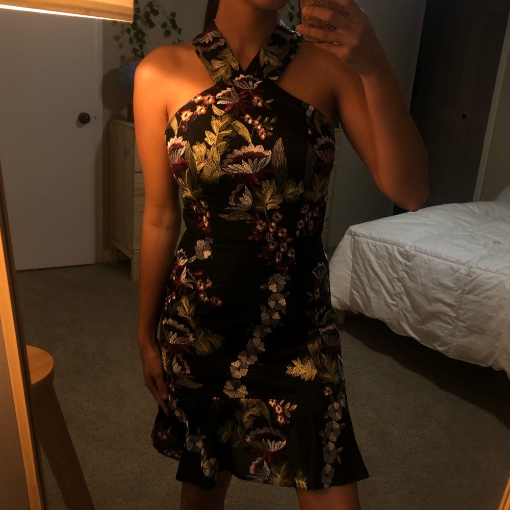 Embroidered dress💠